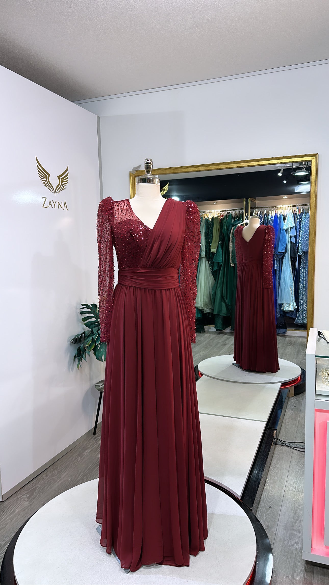 Elegant bordo dress with sequins and crepe fabric