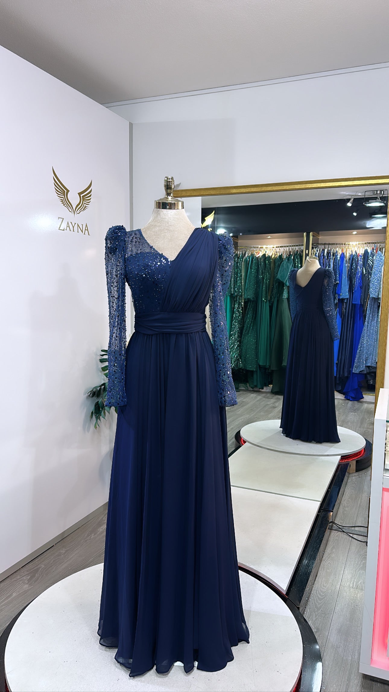 Elegant dark blue dress with sequins and crepe fabric