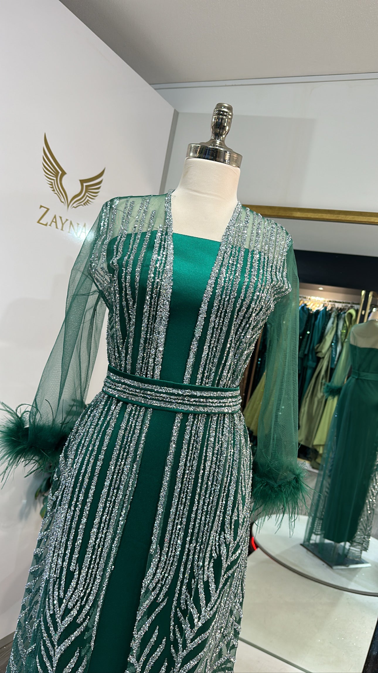 Elegant green dress 3 parts, satin, feathers at the sleeves