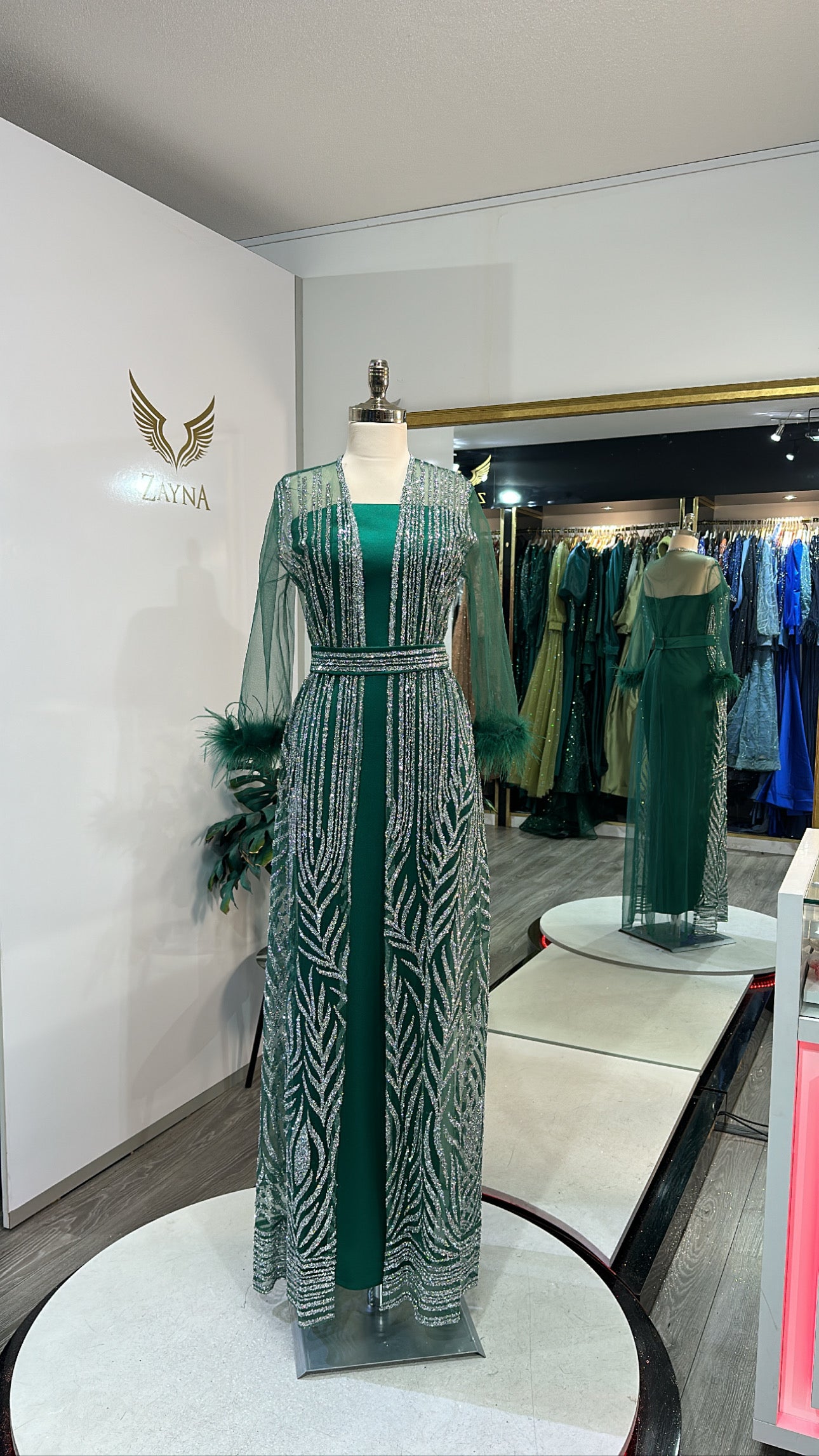 Elegant green dress 3 parts, satin, feathers at the sleeves
