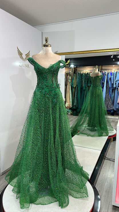 Beautiful green dress details, decorated with beads