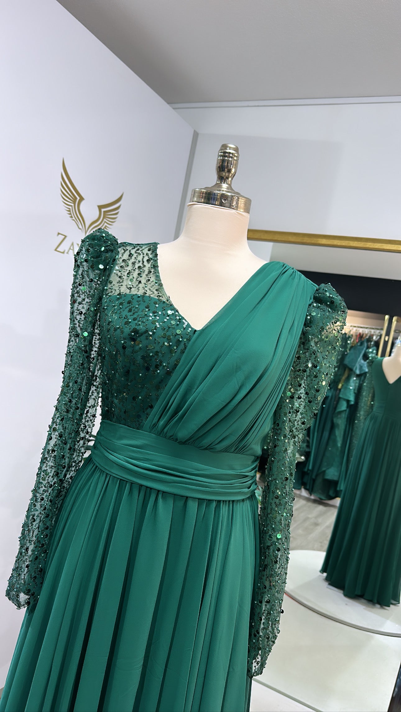 Elegant green dress with sequins and crepe fabric