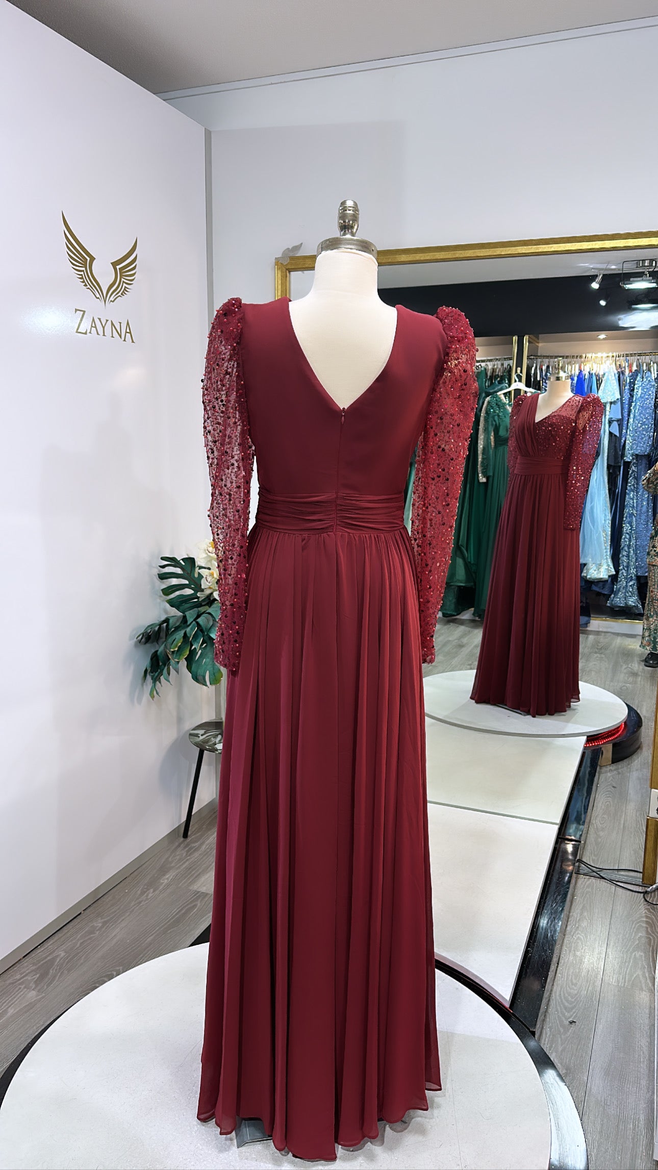 Elegant bordo dress with sequins and crepe fabric