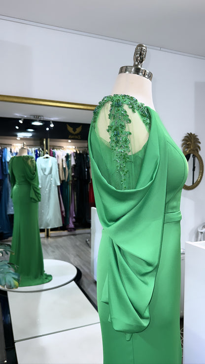 Elegant green dress decorated at the sleeves, split