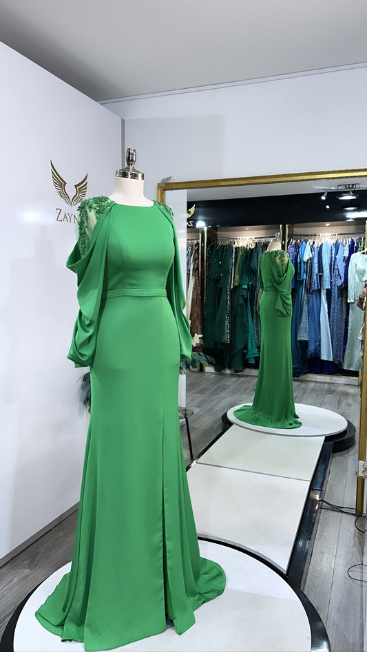 Elegant green dress decorated at the sleeves, split