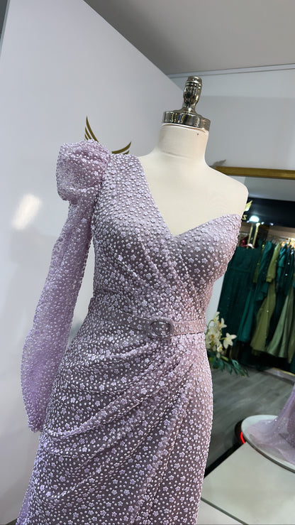 Elegant purple dress with floral design, glitter, split, one sleeve, fame