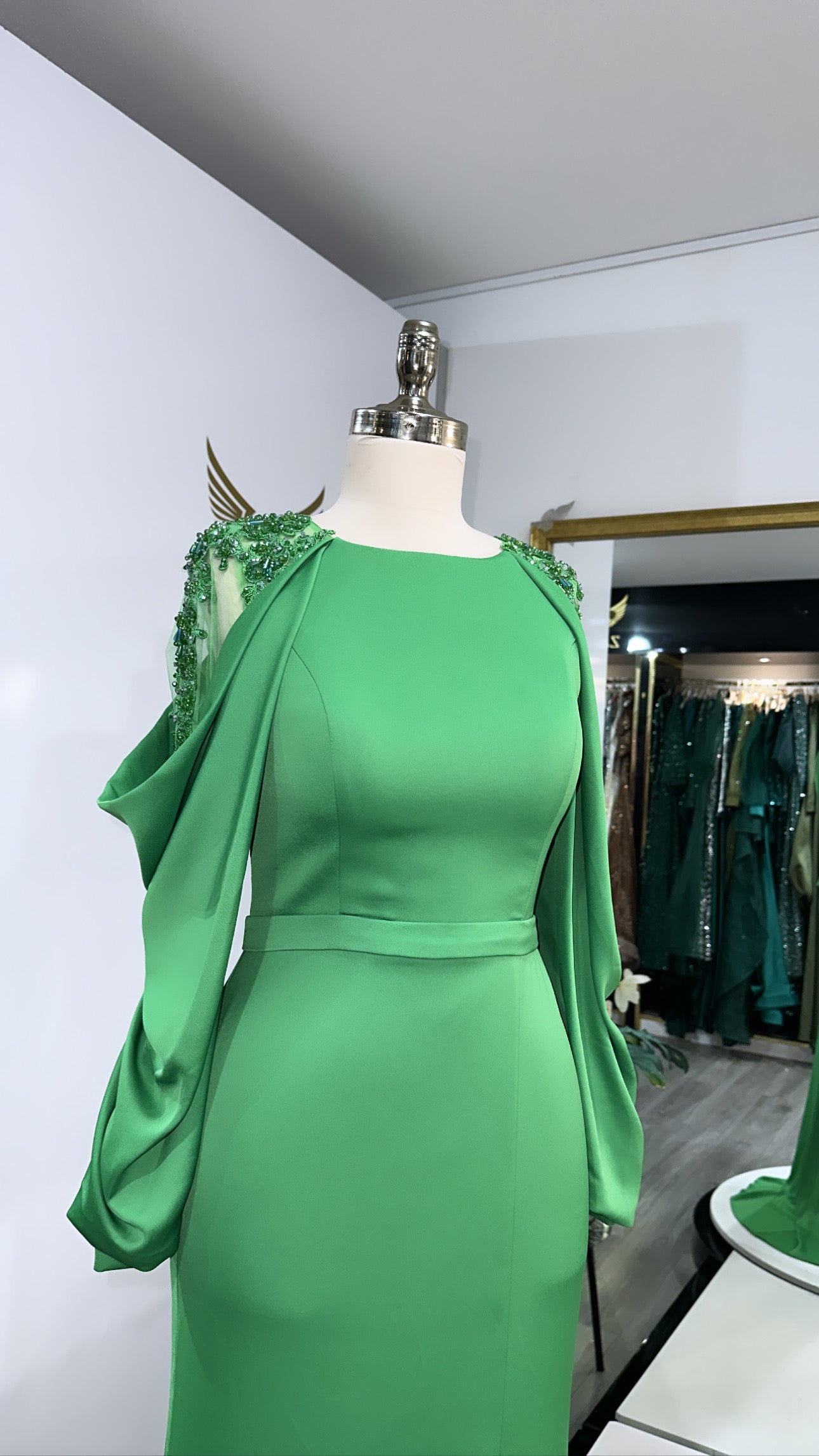 Elegant green dress decorated at the sleeves, split