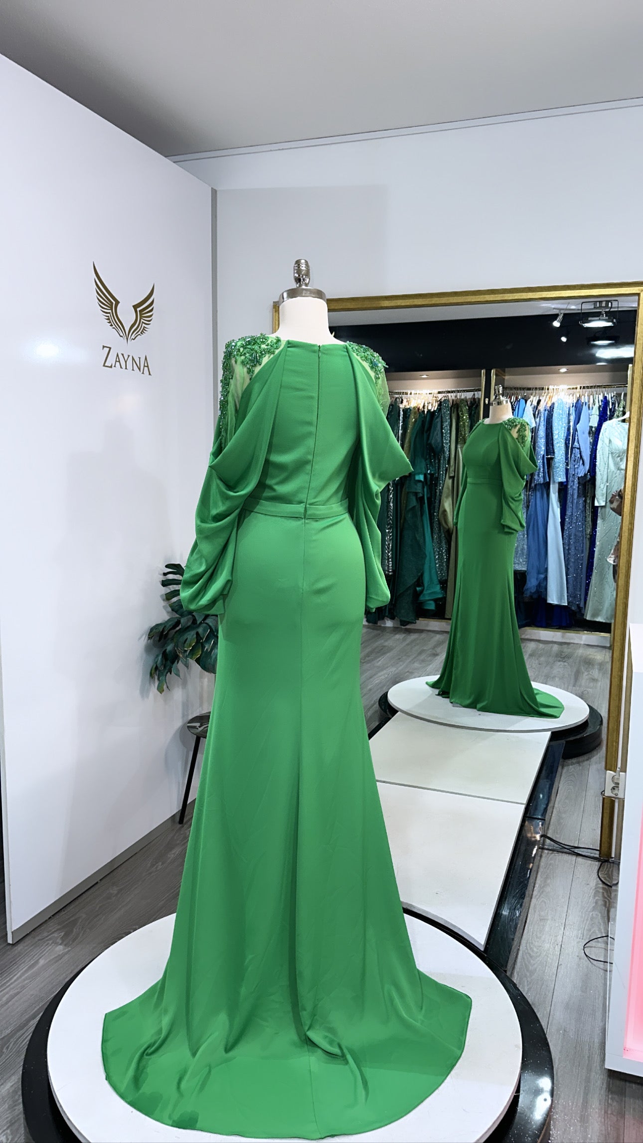 Elegant green dress decorated at the sleeves, split