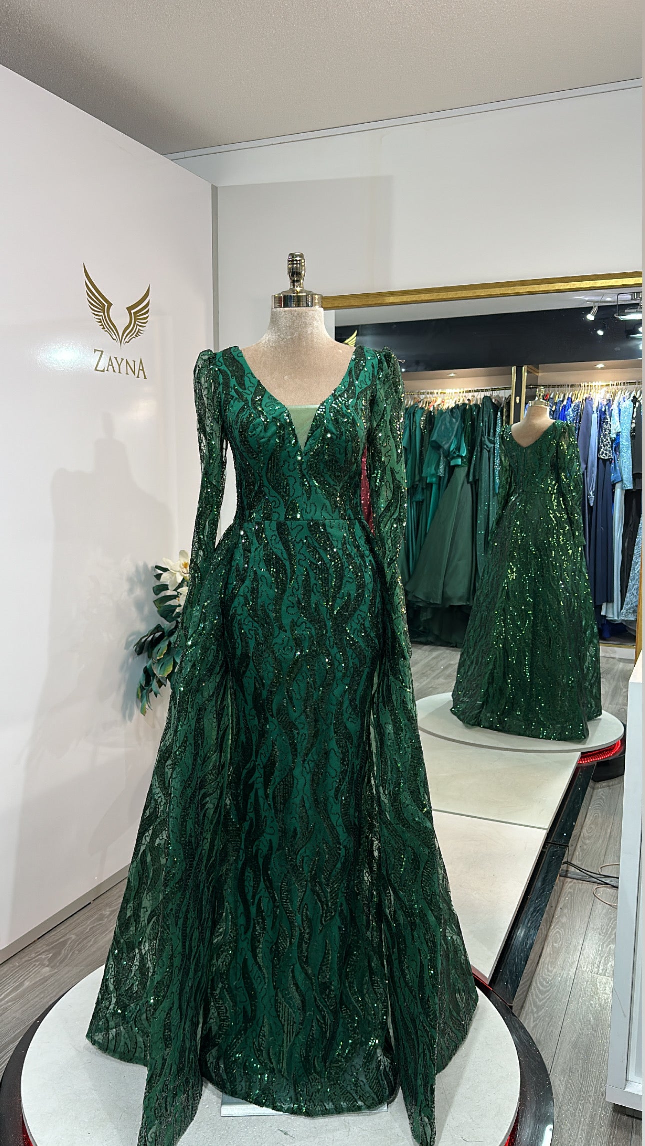 Elegant green dress with glitter and veil