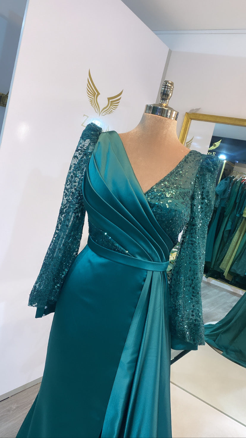 Elegant green dress with split and worked